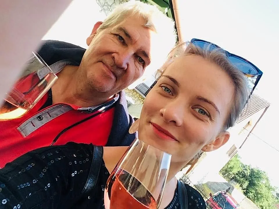 Dóra és édesapja egy pohár bor mellett